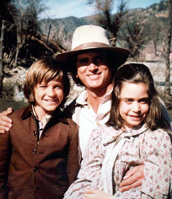 Charles Ingalls và cậu con James Cooper (Jason Bateman) và cô út Carrie Ingalls khi lớn (Sidney Greenbush đóng).